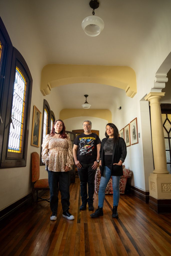 Foto del equipo del podcast ciudadano Ñuñoa Paranormal de Ñuñoa tu Radio. De izquierda a derecha se ven Paulina Cabeza, Héctor Rojas y Tatiana Huenuman.